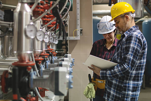 les techniciens de maintenance - plumber boiler technician natural gas photos et images de collection