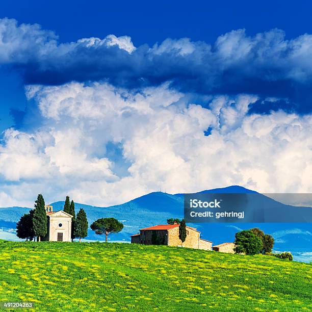 Cappella Di Vitaleta Toscana Foto de stock y más banco de imágenes de Agricultura - Agricultura, Aire libre, Ajardinado