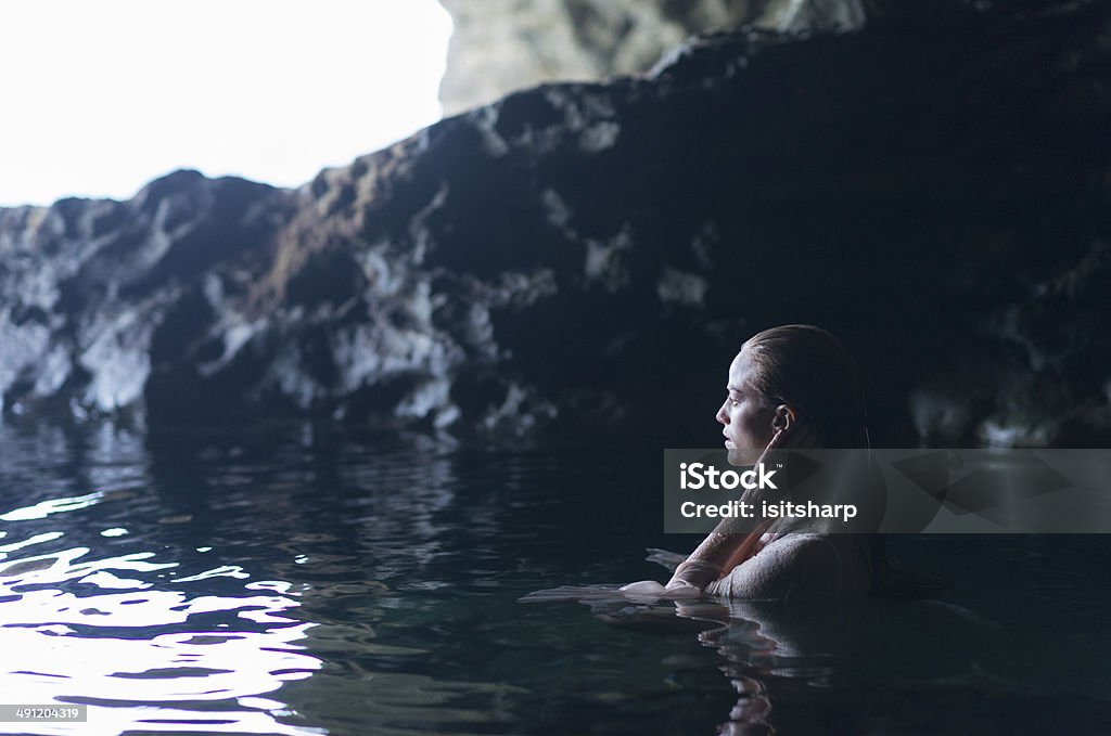 Junge Frau In einer Höhle - Lizenzfrei Auf dem Wasser treiben Stock-Foto