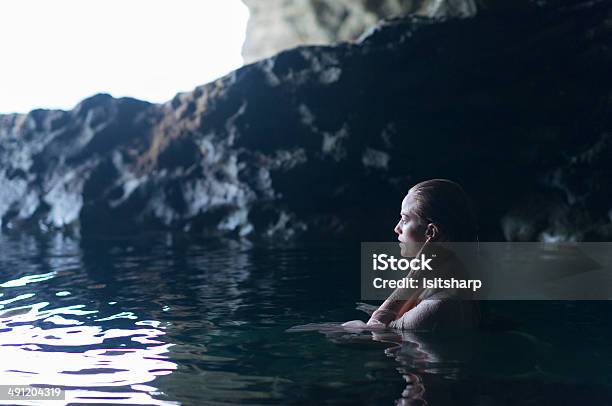 Giovane Donna In Una Grotta - Fotografie stock e altre immagini di Acqua stagnante - Acqua stagnante, Galleggiare sull'acqua, Vestito da donna