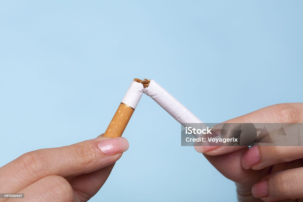 Adicción.  Manos ruptura de cigarrillos.  De fumadores. - Foto de stock de Adicción libre de derechos