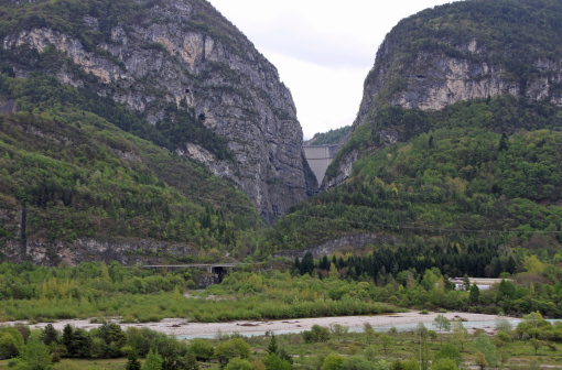 Vajont ダムから見た Longarone の街 - ストックフォト・写真素材...