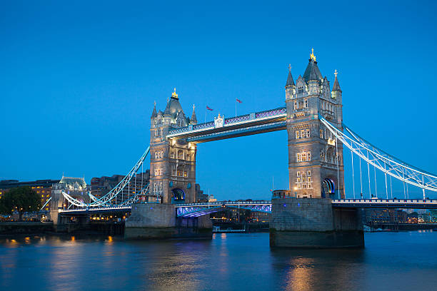 タワー橋夜の夕暮れ時のロンドン、イングランド、英国 - london england sunlight morning tower bridge ストックフォトと画像