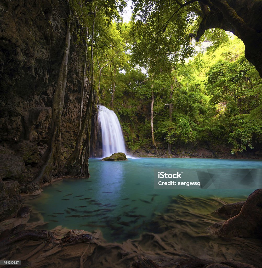 Wasserfall im tropischen Wald. wunderschöne Natur Hintergrund - Lizenzfrei Asien Stock-Foto