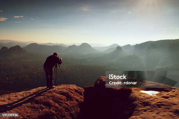 Profesional Acantilado Naturaleza Fotógrafo Toma Fotos Con Espejo De La Cámara Foto de stock y más banco de imágenes de Operador de cámara