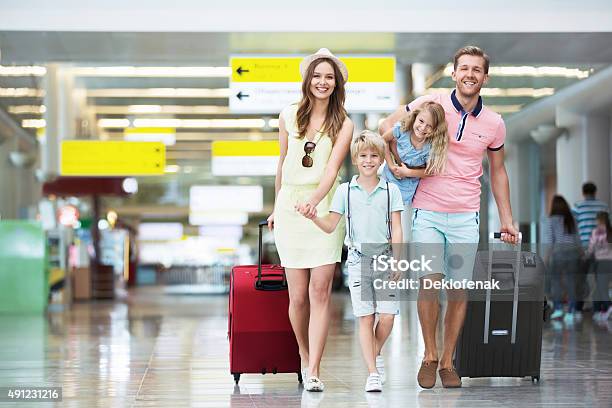 Familie In Den Flughafen Stockfoto und mehr Bilder von Familie - Familie, Flughafen, Koffer