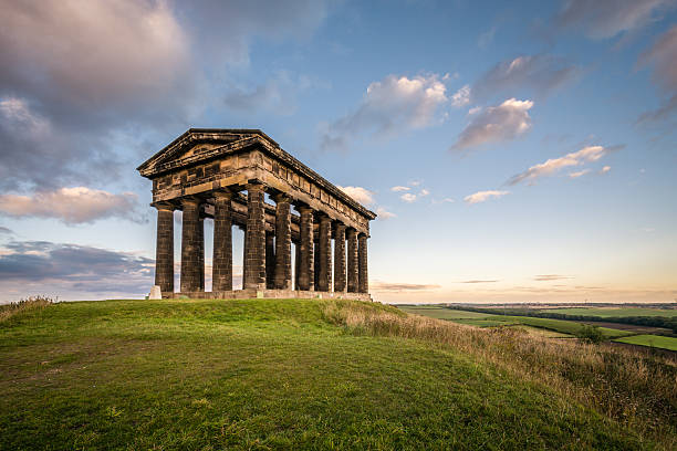 wearside penshaw monument dominiert die skyline der stadt - sunderland stock-fotos und bilder