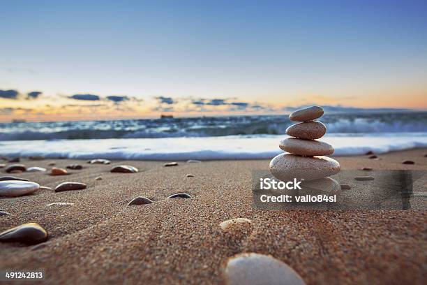 Foto de Pedras De Equilíbrio e mais fotos de stock de Zen - Zen, Pedra - Rocha, Praia