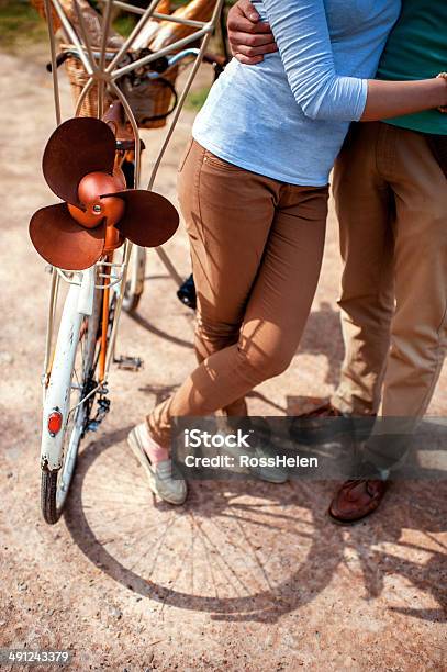 Encantadora Pareja Joven Parado Y Abrazándose Cerca De La Bicicleta Foto de stock y más banco de imágenes de Abrazar