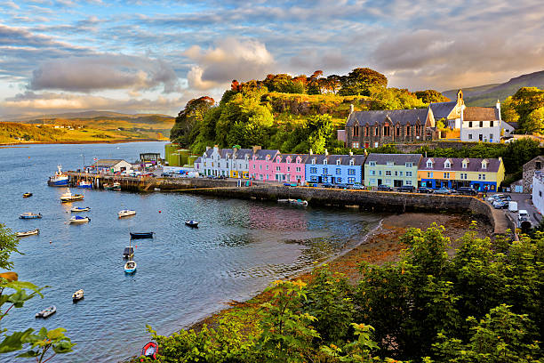 portree, vue sur l'île de skye, écosse - residential structure house mountain travel photos et images de collection