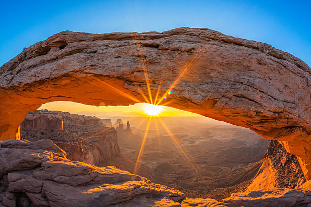 famoso nascer do sol em mesa arch - canyonlands national park utah mesa arch natural arch - fotografias e filmes do acervo