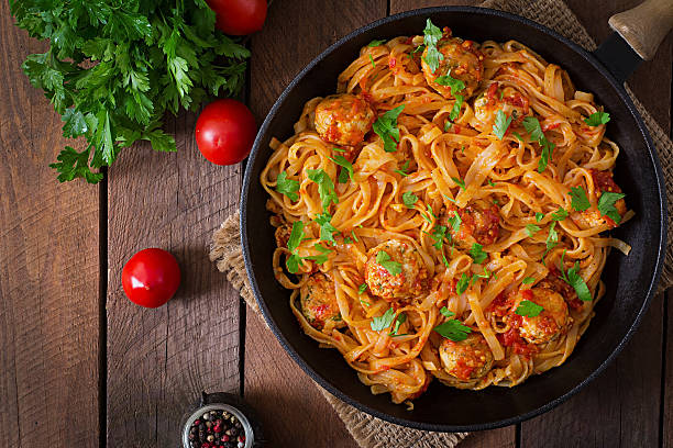 pasta, linguine mit fleischbällchen in tomatensoße. - linguini stock-fotos und bilder