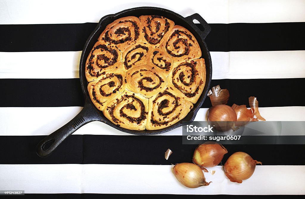 Rolos de pão fresco com cebola, laminados pães cozido no recipiente de Ferro - Royalty-free Agrafo Foto de stock