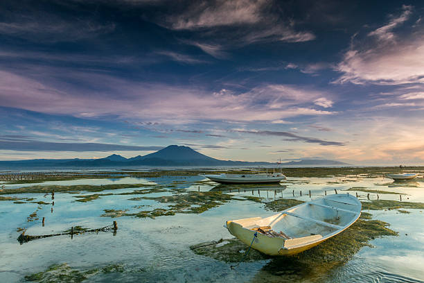 nascer do sol em bali - indonesia bali fishing boat indian ocean - fotografias e filmes do acervo