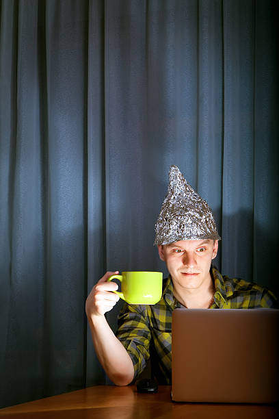 tinfoil chapéu contra meios - tin foil hat imagens e fotografias de stock