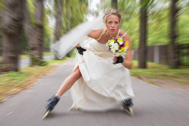runaway bride のローラースケート - 家出人 ストックフォトと画像