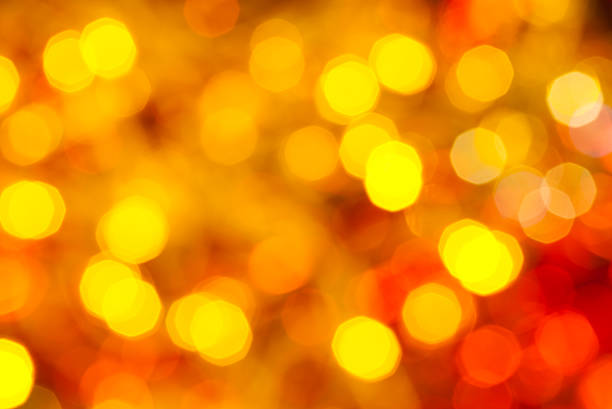 黄色、および赤色の揺らめくクリスマスの夜景 - aglimmer ストックフォトと画像