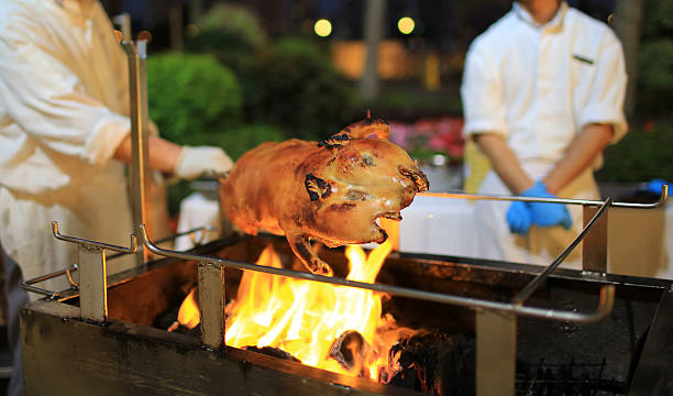 жареная поросенок - spit roasted pig roasted food стоковые фото и изображения