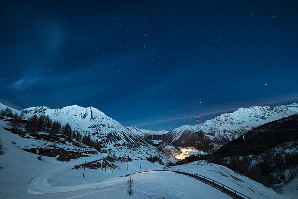 la thuile station de ski de nuit - valle daosta photos et images de collection