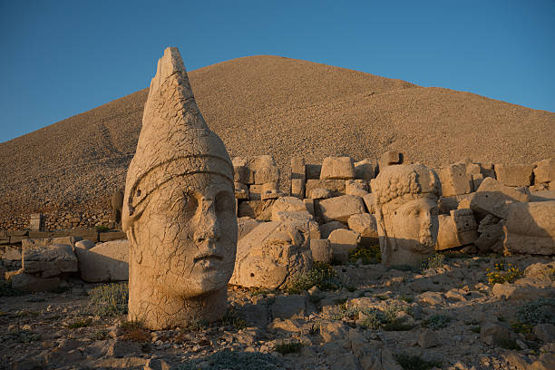 древних памятников-гора nemrut - commagene стоковые фото и изображения