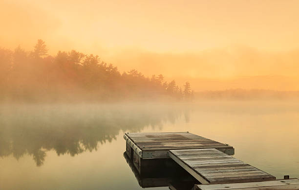 cottage brumeux au lever du soleil - boat launch photos et images de collection