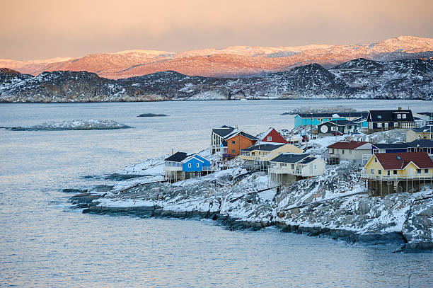 nel tramonto colorato ilulissat, groenlandia - mountain snow sunset house foto e immagini stock