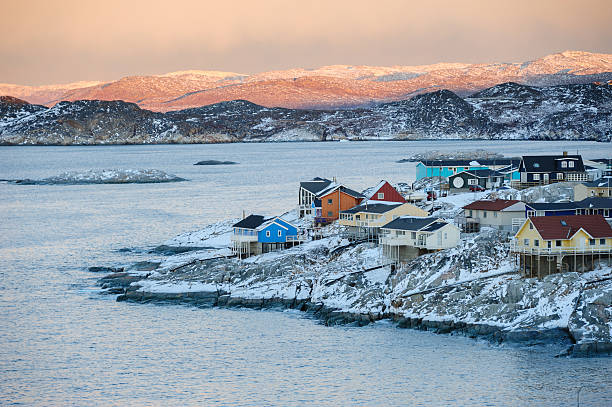 красочные илулиссат на закате, гренландии - mountain snow sunset house стоковые фото и изображения