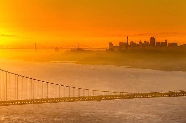 центр города сан-франциско и мост золотые ворота на закате - sun lighting equipment san francisco county downtown district стоковые фото и изображения