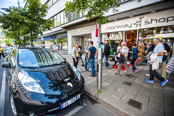 ギフトショップと電気自動車の充電に、ノルウェーオスロ street ストックフォト