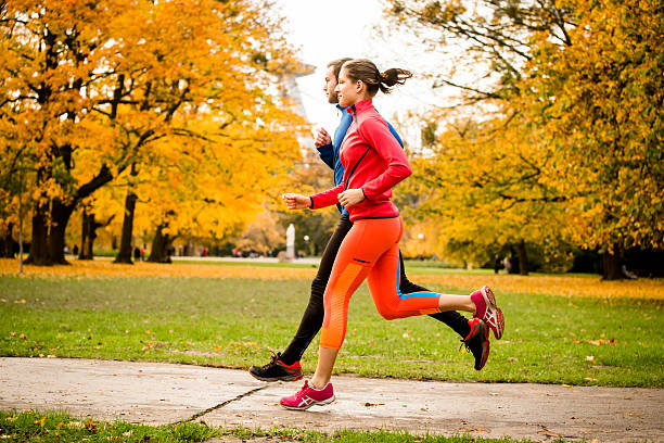 Casal jogging no Outono natureza - fotografia de stock