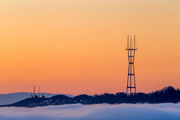 sutro tower von san francisco bei sonnenaufgang - san francisco county bridge california fog stock-fotos und bilder