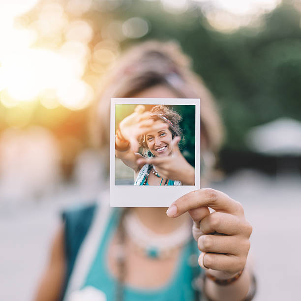chica sosteniendo una polaroid autofoto - cuadrado composición fotos fotografías e imágenes de stock