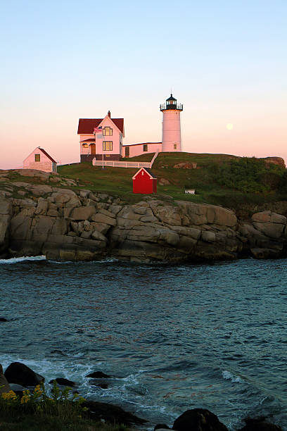 faro de nueva inglaterra - flag maine nubble lighthouse vertical fotografías e imágenes de stock