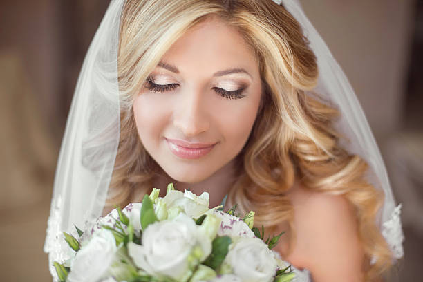 hermosa novia con un ramo de flores de bodas. maquillaje. rubia - bride veil women human face fotografías e imágenes de stock