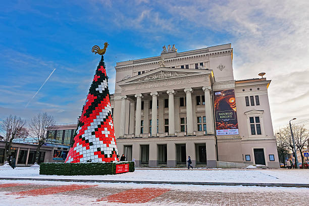 weihnachten tannenarten vor oper in riga - social history flash stock-fotos und bilder