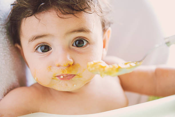 alimentando o bebê - cereais de pequeno almoço - fotografias e filmes do acervo