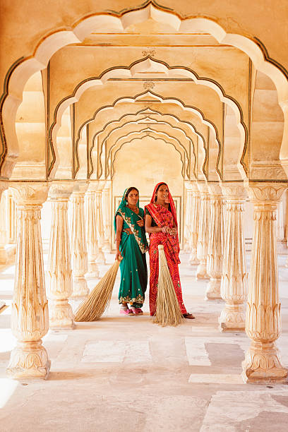 два индийских женщин, стоя в amer fort architecture - jaipur amber fort column amber palace стоковые фото и изображения