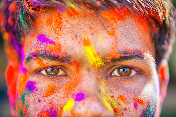 close-up der augen holi festival - hinduism outdoors horizontal close up stock-fotos und bilder