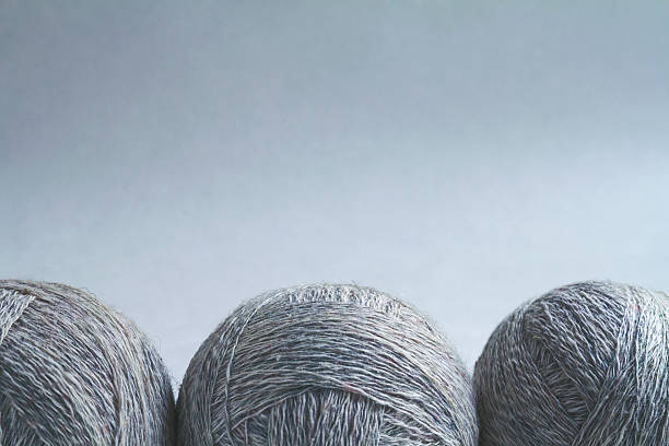 três bolas de lã, uma fileira. - felt wool sphere textile - fotografias e filmes do acervo