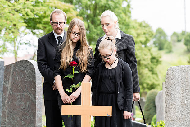 família luto a grave no cemitério - cemetery child mourner death imagens e fotografias de stock