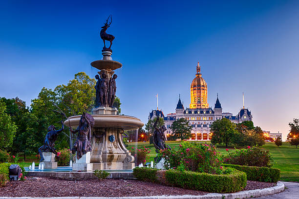 capitólio do estado de connecticut de hartford com fonte em primeiro plano - spurt imagens e fotografias de stock