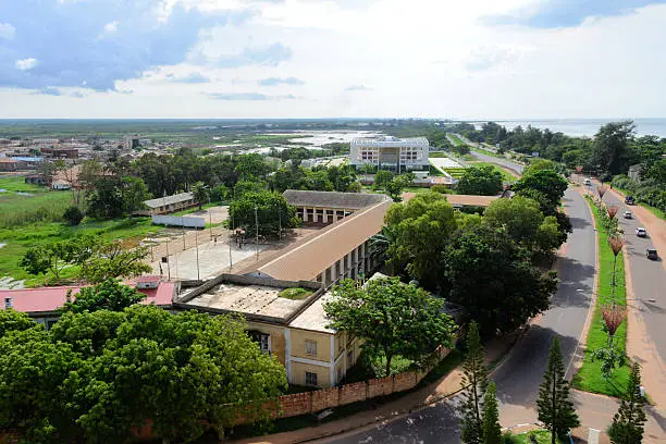 Gambia, Banjul: start of the Banjul Serrekunda Highway - Gambia High School and National Assembly of the Gambia on the left and the Atlantic Ocean on the right - seen from Arch 22 - photo by M.Torres