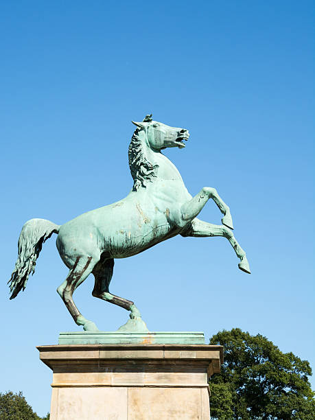 лошадь статуи перед университет (hannover, германия - готфрид вильгельм лейбниц стоковые фото и изображения
