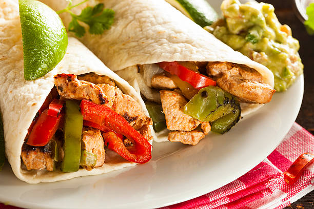 feito em casa frango fajitas com produtos hortícolas - guacamole avocado mexican culture food imagens e fotografias de stock