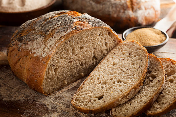 organiczne domowy chleb starożytne ziarno - brown bread zdjęcia i obrazy z banku zdjęć