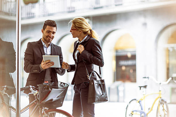 alegre empresário com bicicleta e o seu colega comunicating - bicycle playing cards imagens e fotografias de stock