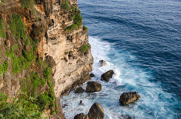 alta scogliera nel tempio di uluwatu, bali, indonesia - bali temple landscape seascape foto e immagini stock