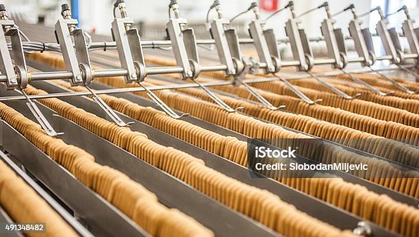 Photo libre de droit de Les Cookies Usine banque d'images et plus d'images libres de droit de Usine - Usine, Biscuit, Usine agro-alimentaire