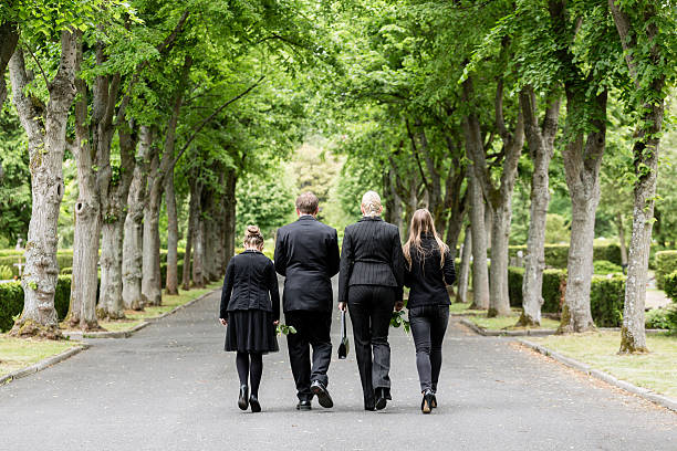 familie zu fuß entlang der bahn am friedhof - rose family stock-fotos und bilder