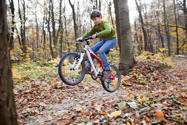 ciclismo - child bicycle cycling danger imagens e fotografias de stock